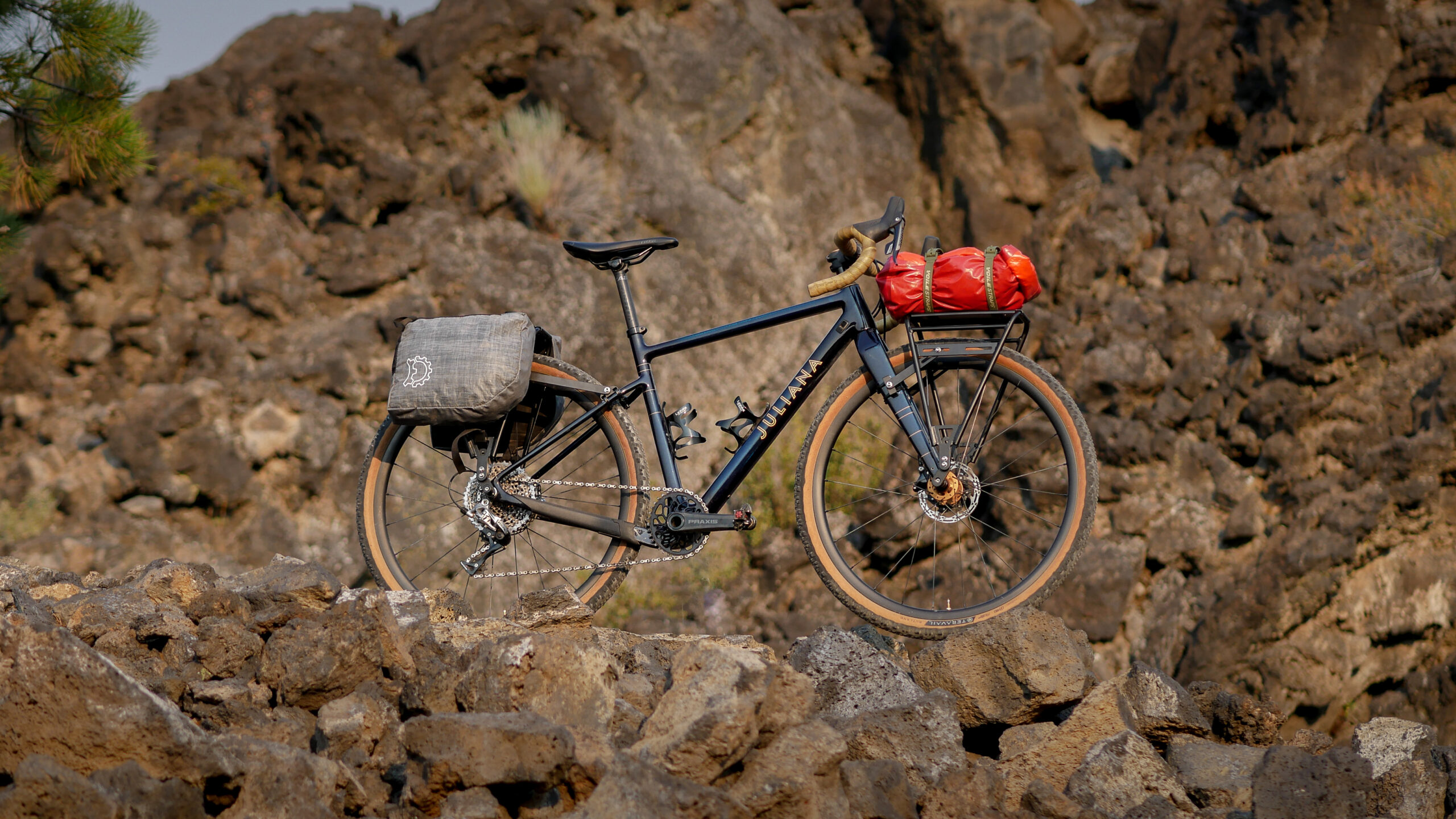 Drive cargo racks on a gravel bike
