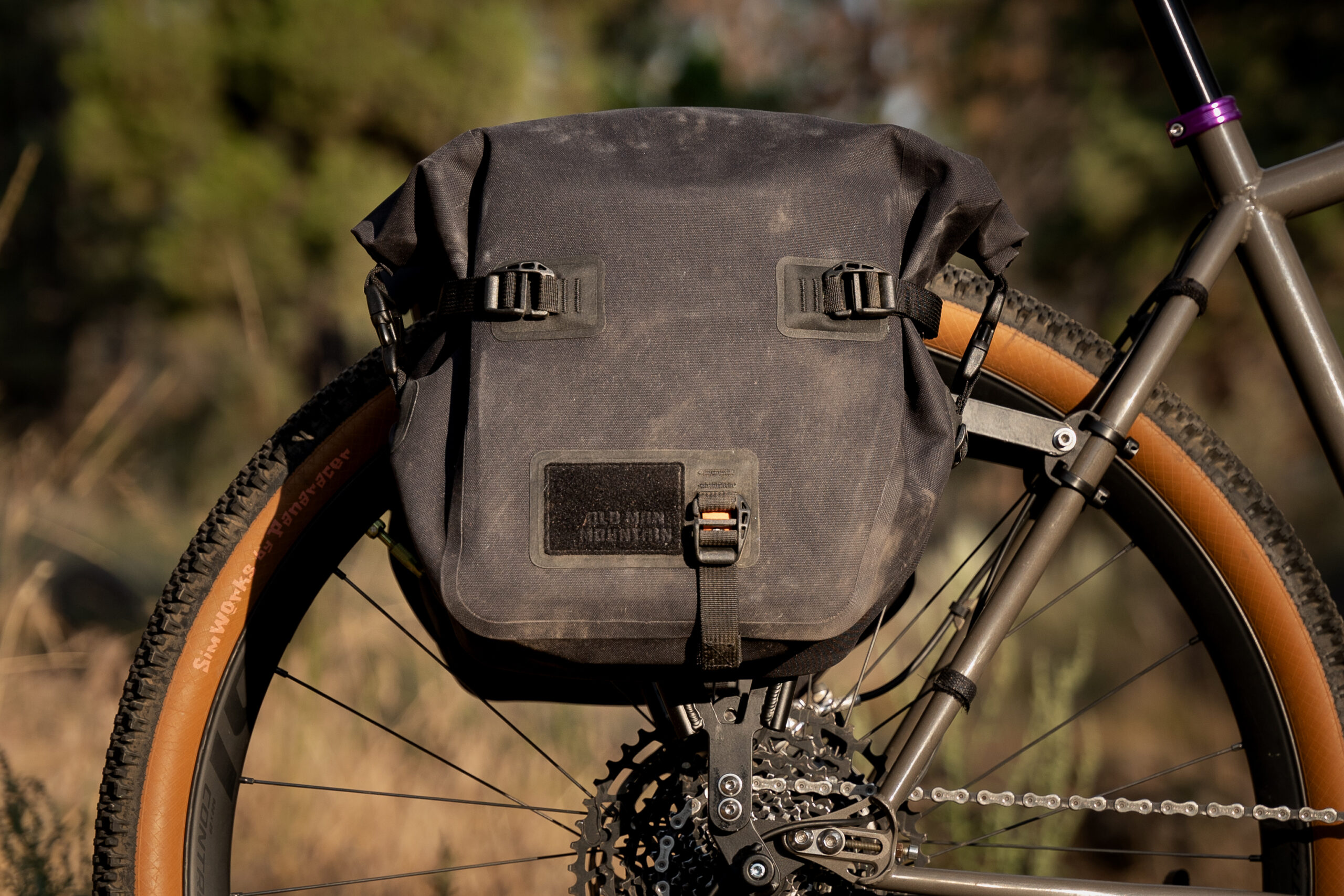 Old Man Mountain Ponderosa Pannier, a waterproof panner mounted on a Divide Rack.