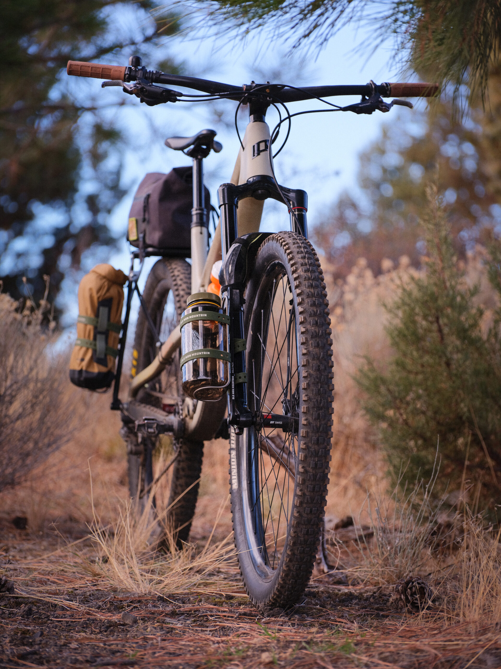 Suspension fork mounted cargo cage adapter, Axle Pack, mounted on a full-suspension mountain bike