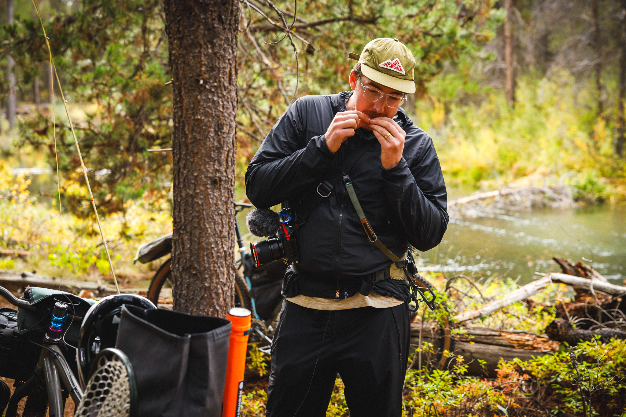 _Q9A9164 Fisherman tying on fly while bikefishing.