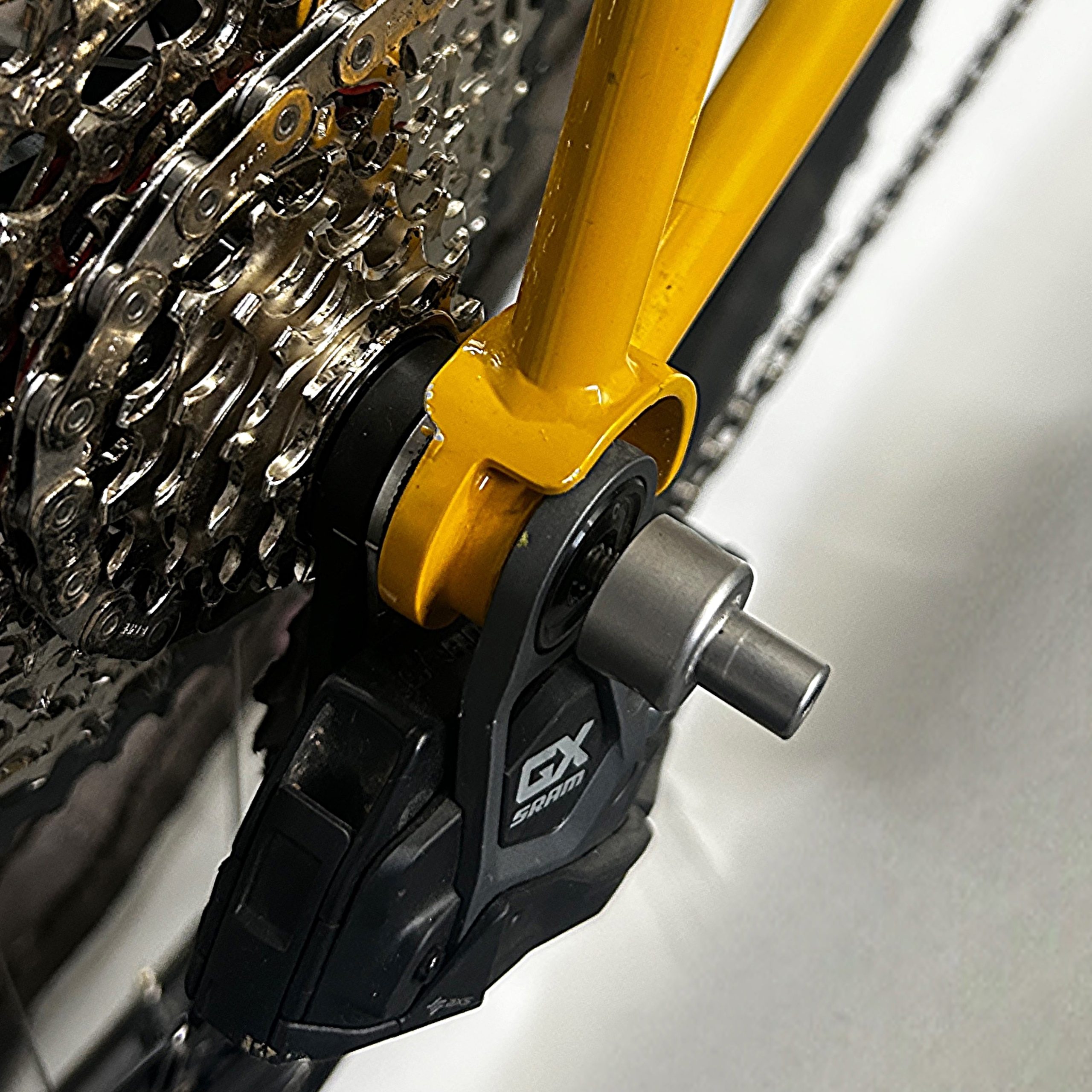 Transmission derailleur with Fit Kit thru-axle